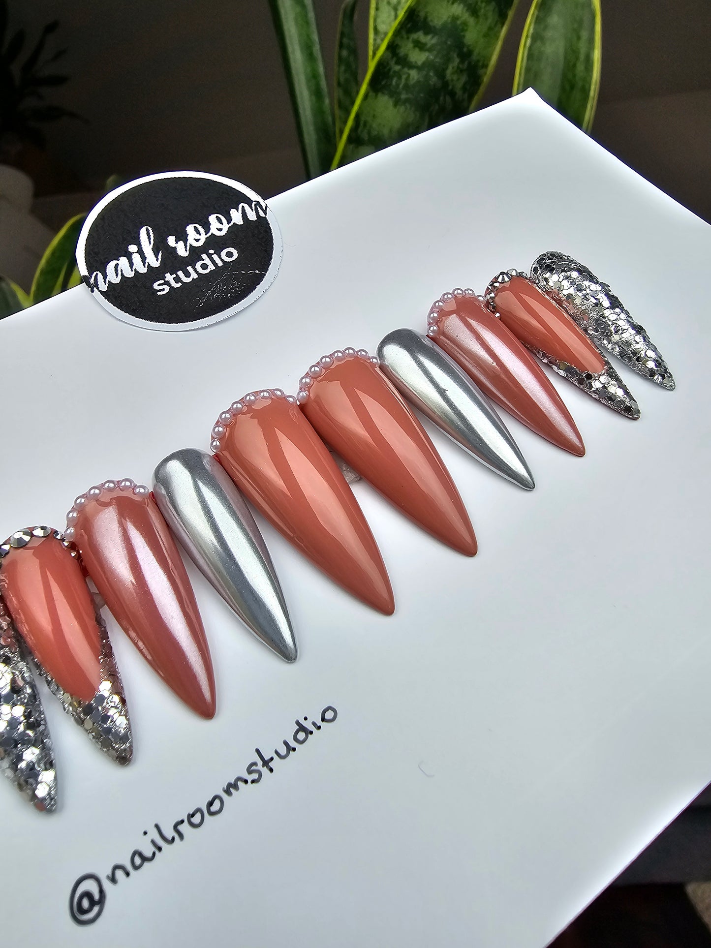 Prêt à expédier : Taille M - Talons aiguilles longs et fins sculptés - Collection Shimmering Glit