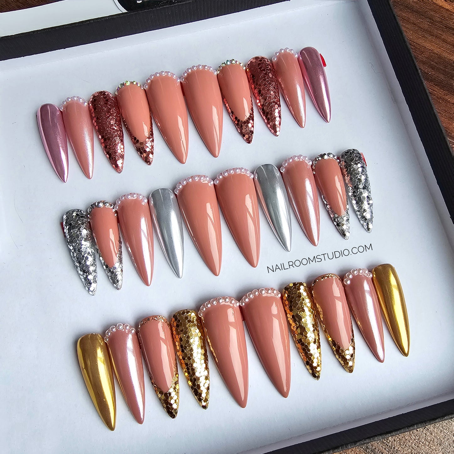 Prêt à expédier : Taille M - Talons aiguilles longs et fins sculptés - Collection Shimmering Glit