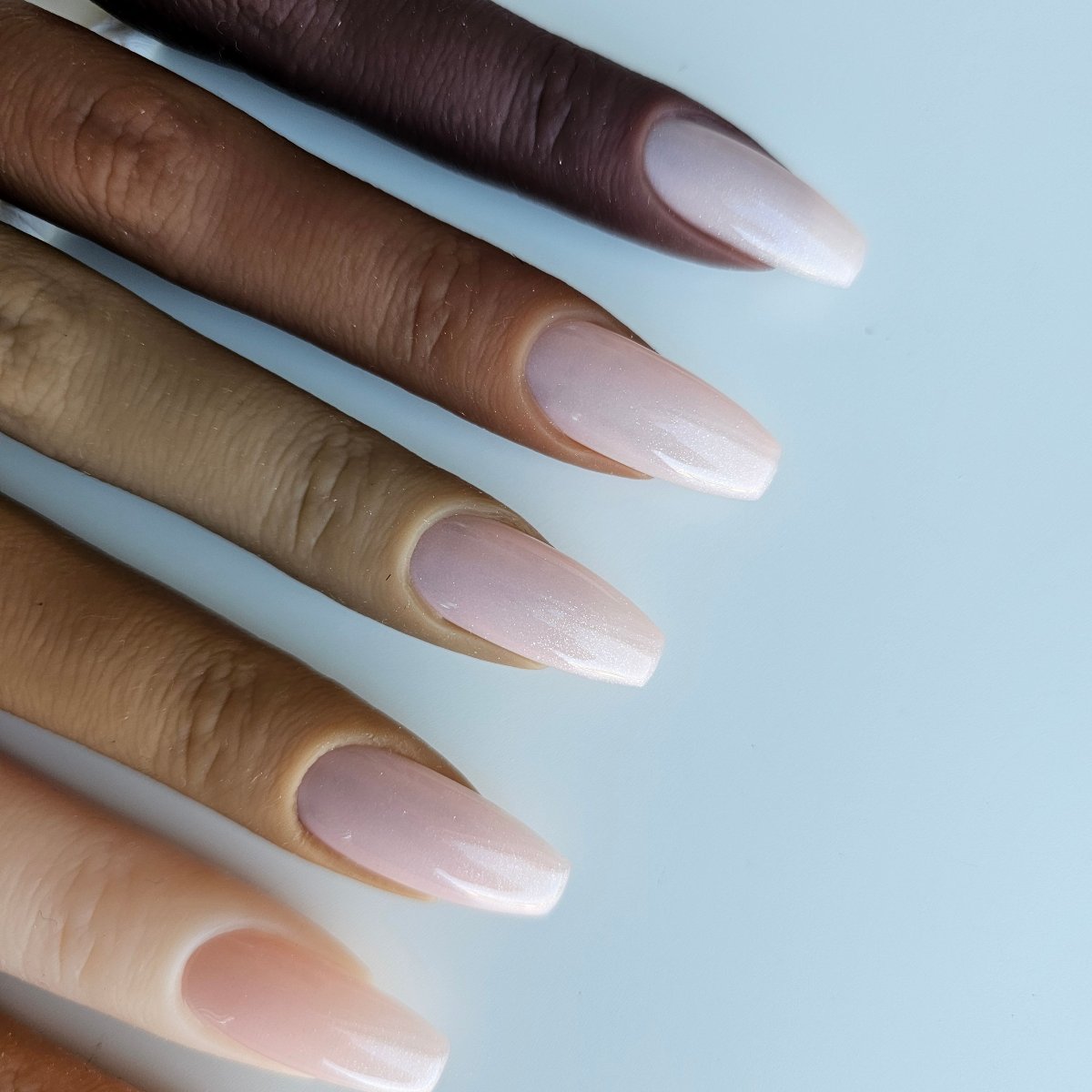 Delicate pastel pink PressOn nails, soft artificial nails with powdery tones - ideal for feminine, gentle looks on light skin tones, with pearl shine and soft glitter