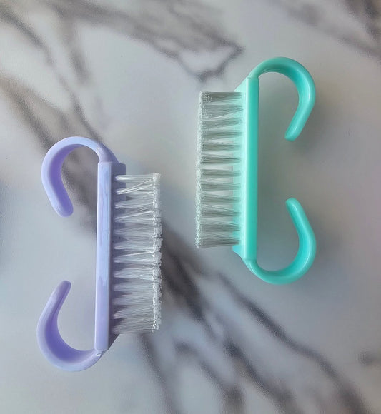 Green nail dusting brush, perfect for removing dust before Press-On nail application to ensure a smooth finish