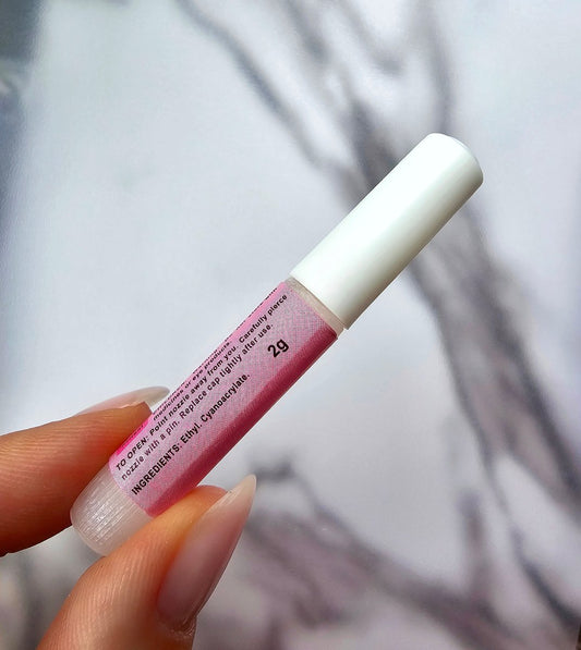 2g nail glue formulated for durability, ensuring your Press-On Nails stay in place while remaining easy to remove when needed