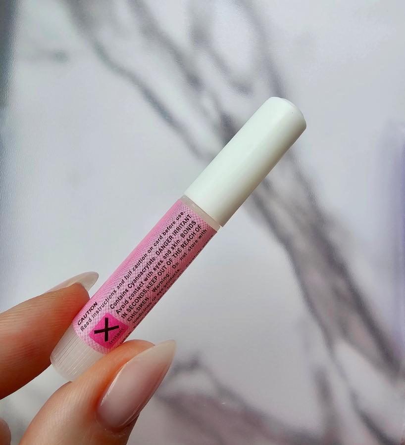 Professional-grade nail glue in a 2g bottle, perfect for securing Press-On Nails and providing a long-lasting hold for artificial nails
