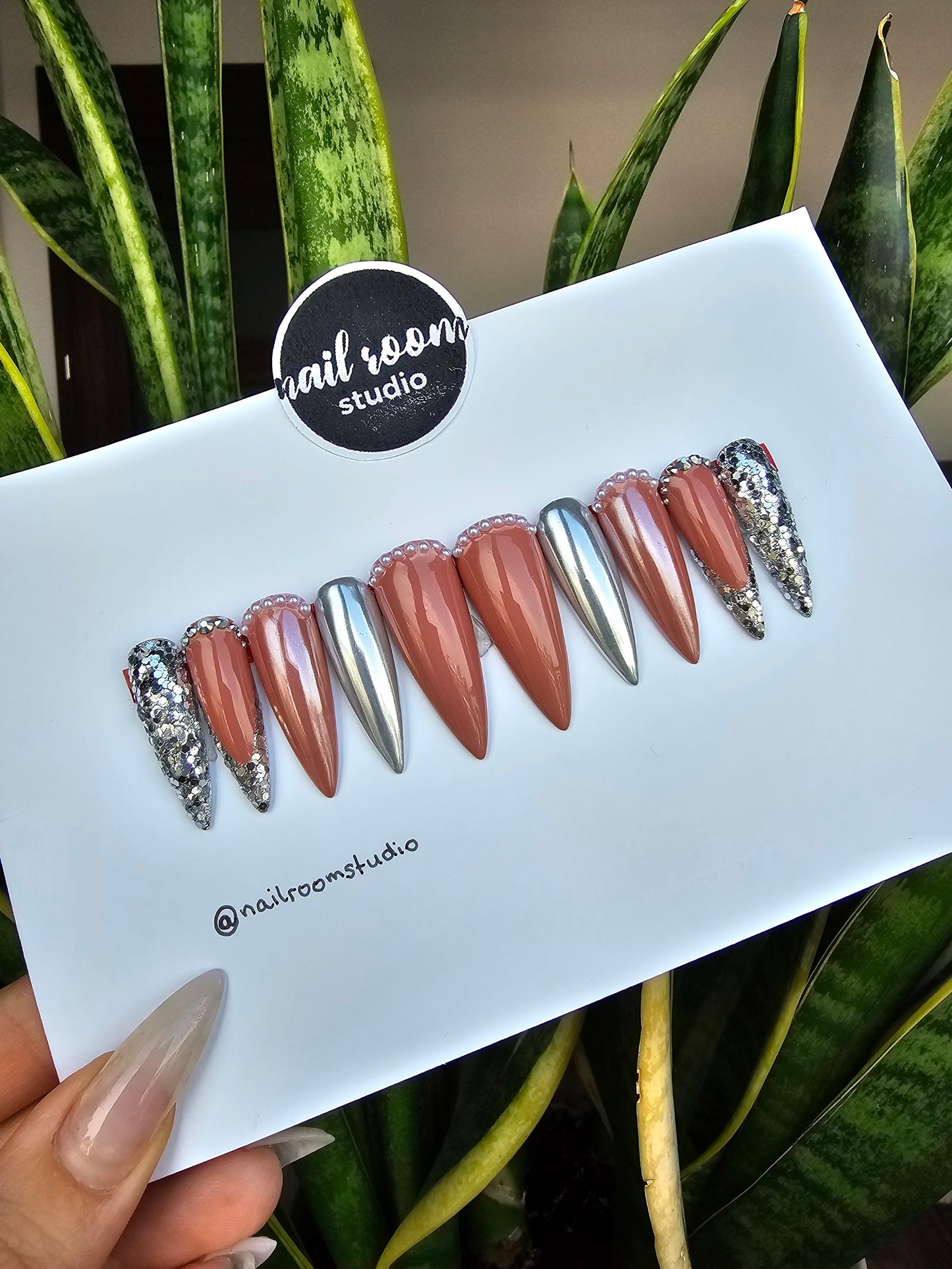 Prêt à expédier : Taille M - Talons aiguilles longs et fins sculptés - Collection Shimmering Glit