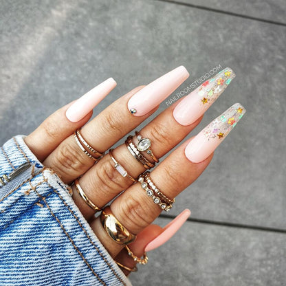 Long coffin nails in pastel pink with ombre effect and glitter highlights, partially transparent, ideal for a fresh spring and summer style by Nail Room Studio