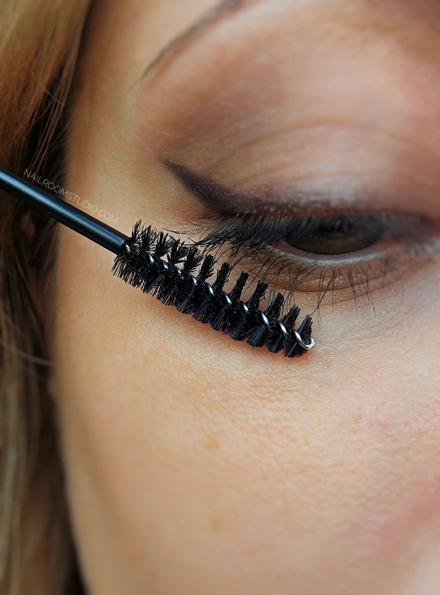 Pink glitter and black lash brush, perfect for grooming both natural and fake lashes with precision