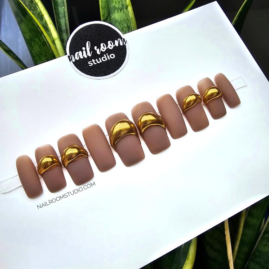 Chic and elegant matte brown press on nails featuring exquisite gold drops, designed for dark skin tones and presented as a ten-piece set