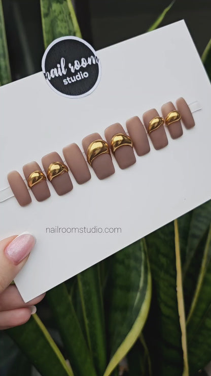 Elegant matte brown press on nails featuring handcrafted golden drops, perfect for dark skin tones, with ten pieces beautifully packaged