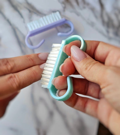 Lightweight and handy purple nail dusting brush, designed to prepare nails for long-lasting Press-On faux manicures